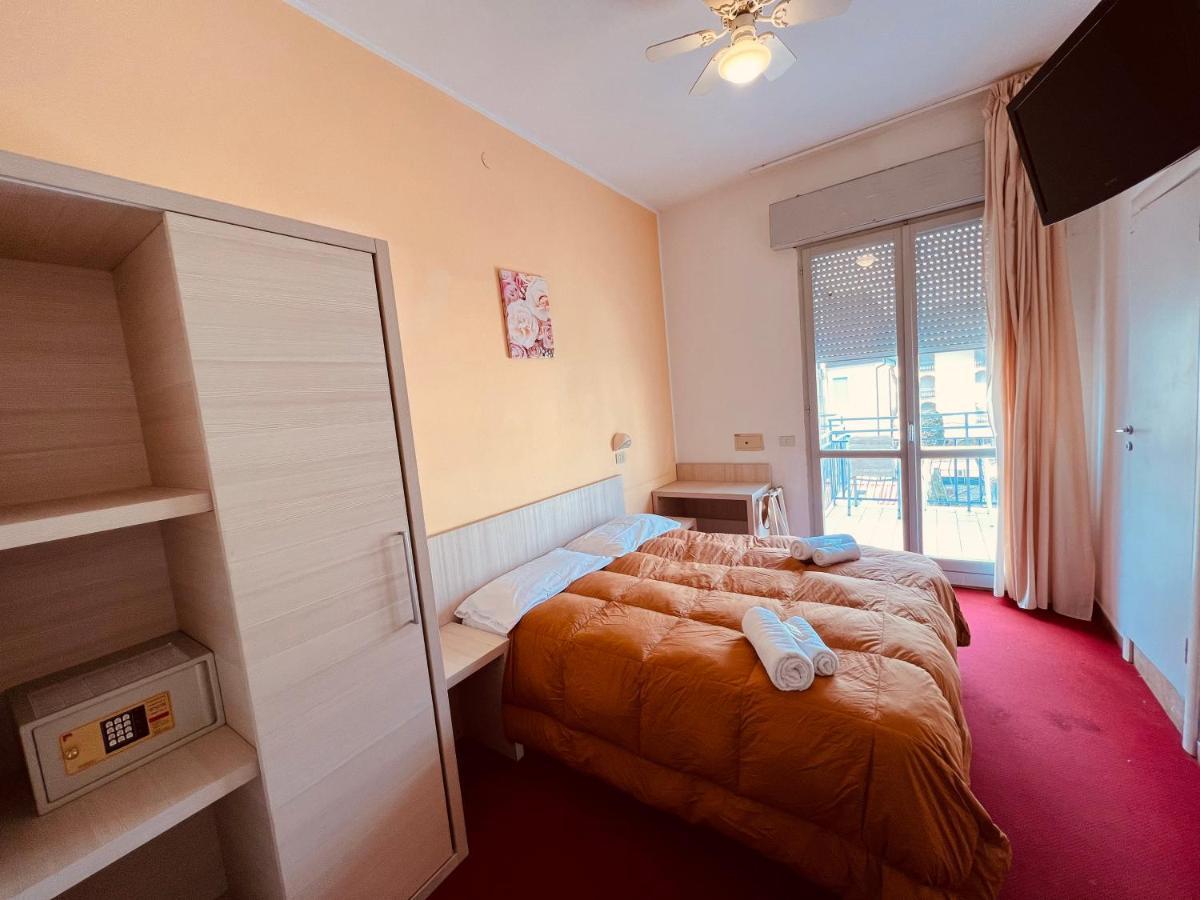 Villa Silvie Rose Cesenatico Exteriör bild
