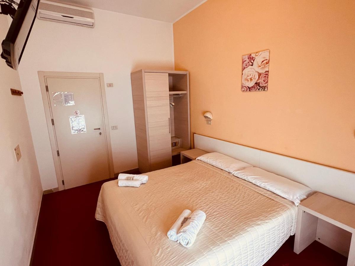 Villa Silvie Rose Cesenatico Exteriör bild