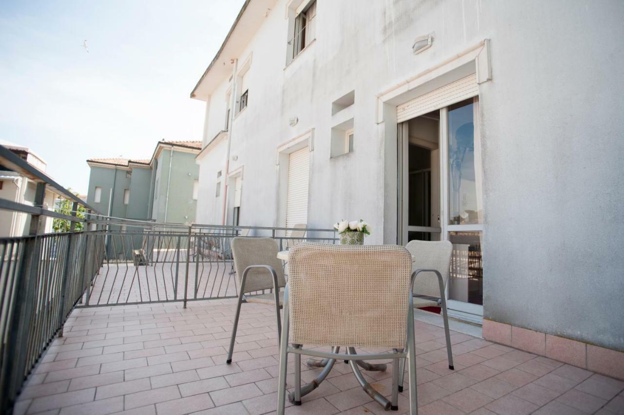 Villa Silvie Rose Cesenatico Exteriör bild